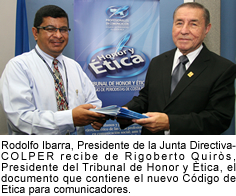 Rodolfo Ibarra, Presidente de la Junta Directiva COLPER recibe de Rigoberto Quirós, Presidente del Tribunal de Honor y Ética, el documento que contiene el nuevo Código de Ética para comunicadores.