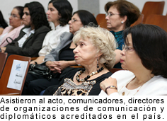 Asistieron al acto, comunicadores, directores de organizaciones de comunicación y diplomáticos acreditados en el país.