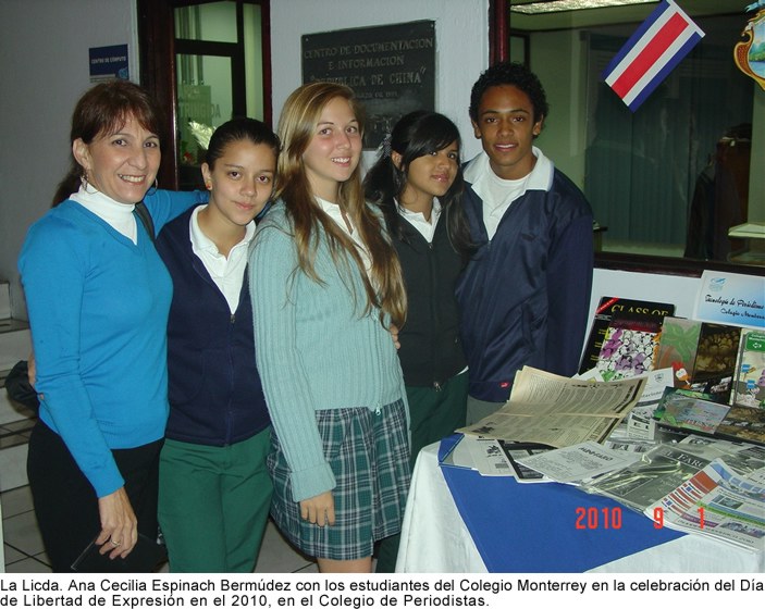 La Licda. Ana Cecilia Espinach Bermúdez con los estudiantes del Colegio Monterrey en la celebración del Día de la Libertad de Expresión en el 2010, en el Colegio de Periodistas.