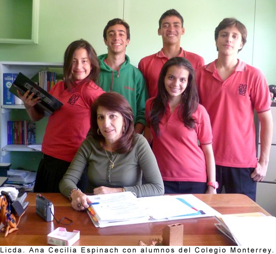 Licda. Ana Cecilia Espinach con alumnos del Colegio Monterrey